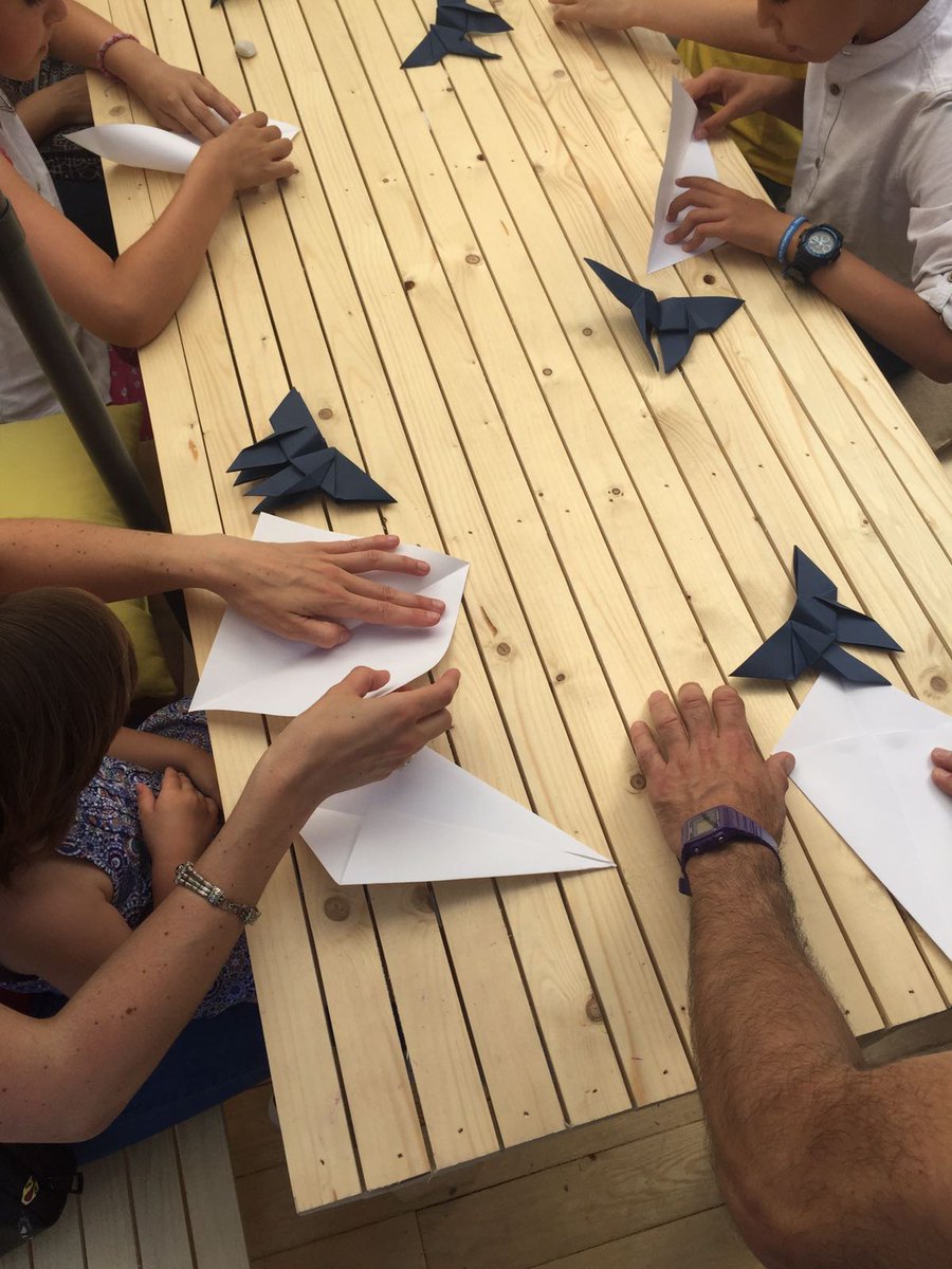 empaperart's tweet photo. Trabajo #artesanal donde la precisión de las manos es clave para dar la forma deseada al #papel #origami #decoracion #paperart #papiroflexia https://t.co/Tq9LrOjLNv