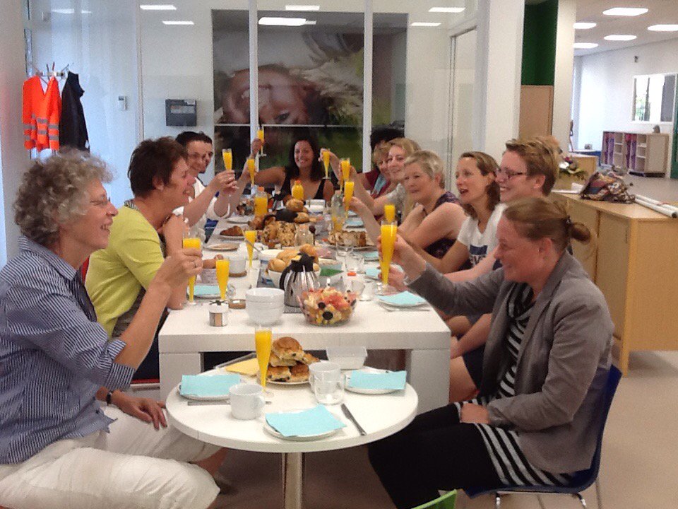 Gister een theater, vandaag een restaurant, morgen een lege hal... Vanaf 4 september weer iedereen present. Proost!