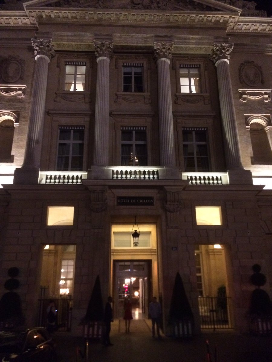Stephbou08's tweet photo. Les porcelaines #OlgaEtc ma femme à LEcrin @hoteldecrillon à la table du chef #ChristopherHache #Fier 😎😎 https://t.co/WR1YZlMFN6