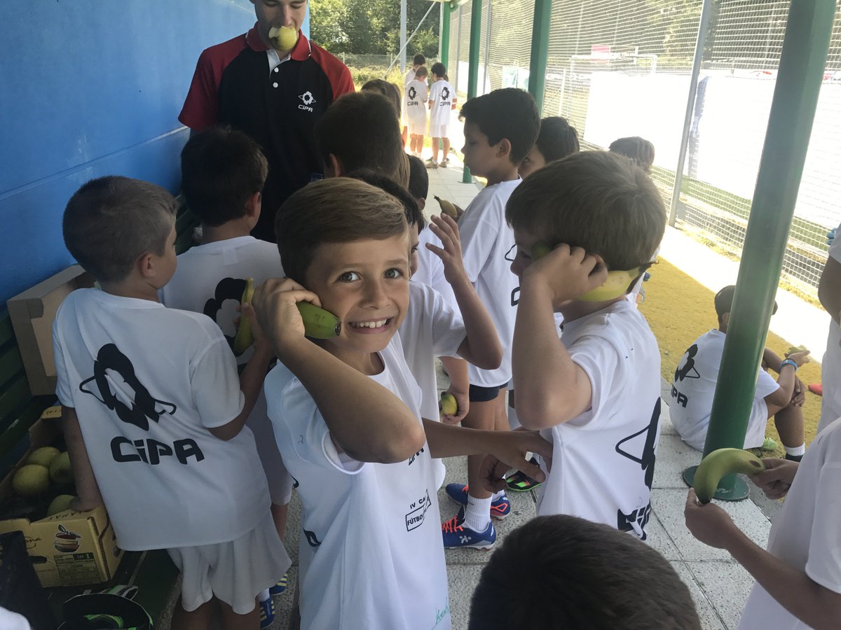 MercantildeVigo's tweet photo. Llamando a @frutasnieves ... gracias por darnos fuerzas cada año en el campus @Futbol_ProTour Vigo.
🍏🍌🍑 https://t.co/wsEyCuLSeX