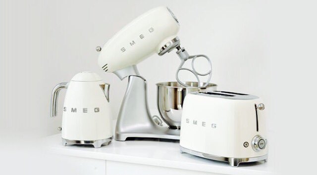 SusanneKuttnig's tweet photo. Coole Stylische Gerätschaften von SMEG https://t.co/CAUOBh0Zbi https://t.co/DJLj1U5Aqr