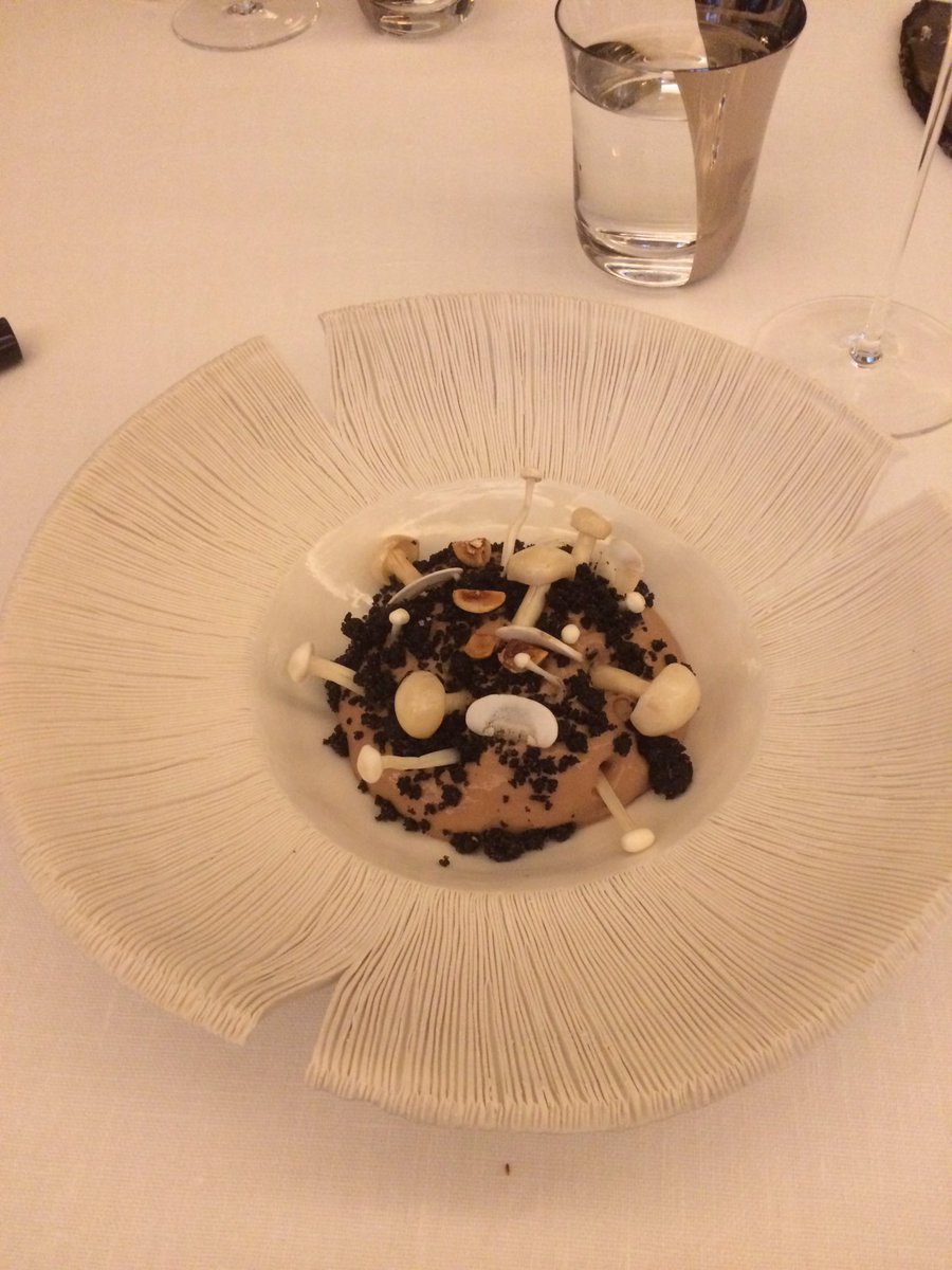 Stephbou08's tweet photo. Les porcelaine de OlgaEtc ma femme à #LEcrin @hoteldecrillon à la table du chef #ChristopherHache Très fier 😎😎 https://t.co/tyYboZb8UJ