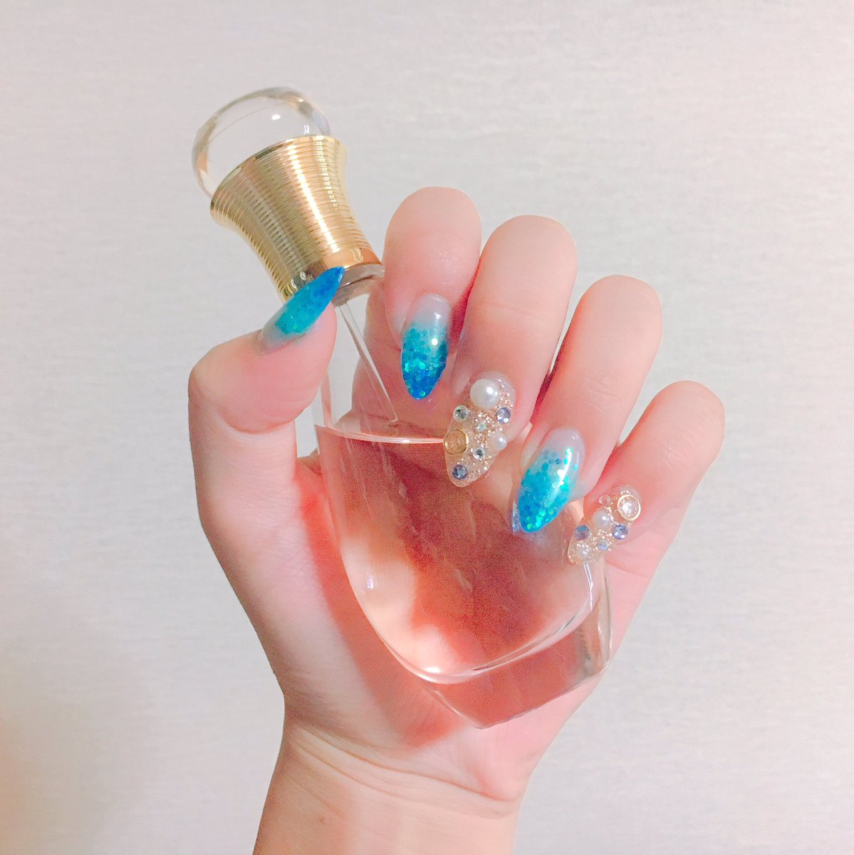 chisa_NAIL's tweet photo. またまた久々の #NAIL 💅
もぉ #Summer って事で
Blueをチョイス✨

#selfnail 
#スカルプチュア 
#ホログラムネイル 
#ギラギラネイル 
#グラデーション 
#Summer
#Blue https://t.co/YDuajc7zh9