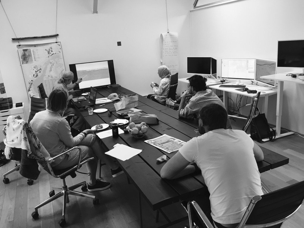 ExploCrowd's tweet photo. Internal #ExploCrowdLecture in #StructuralGeology and Salt Tectonics with Mark Rowan today. Good summer times! https://t.co/ZF7PB1NDFT