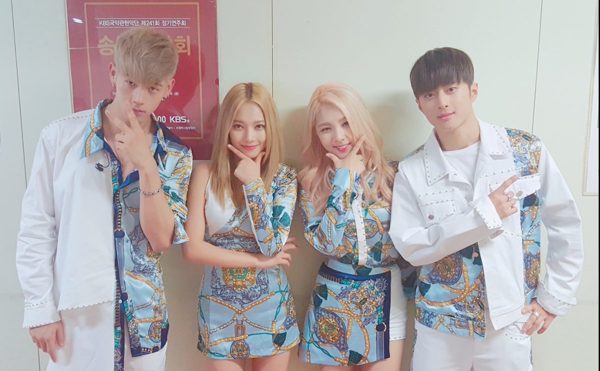KARD_Official's tweet photo. 지금 KBS2 뮤직뱅크에 채널을 맞추시면 KARD를 만날 수 있습니다~
놓치지 말고 꼭 본방사수!😎
#KARD #Hola_Hola #Musicbank #KBS2 https://t.co/pjLTi0SI4R