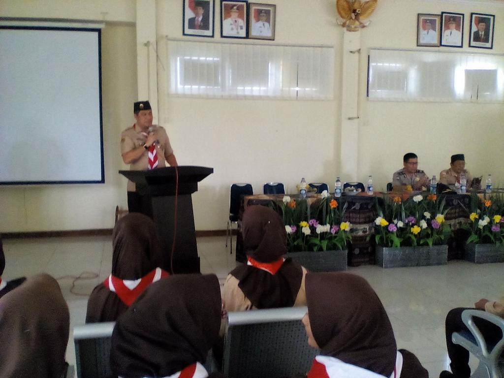 TaposTerbaik's tweet photo. Sambutan Camat Tapos pada pelepasan peserta Jambore Daerah Tk. Jawa Barat dan Raimuna Nasional Tahun 2017 https://t.co/DzR3r8vP9y