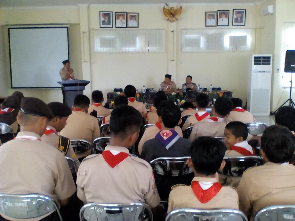 TaposTerbaik's tweet photo. Sambutan Camat Tapos pada pelepasan peserta Jambore Daerah Tk. Jawa Barat dan Raimuna Nasional Tahun 2017 https://t.co/DzR3r8vP9y