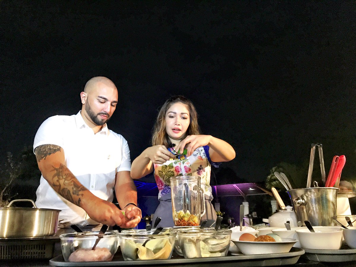 Ada 4 menu baru khas Bandung ala chef <a href="/RinrinMarinka/">Rinrin Marinka</a> yg bikin km pengen nambah di <a href="/AryadutaHotels/">Aryaduta Hotels</a> <a href="/aryadutabandung/">Aryaduta Bandung</a> #WhatsNextOnView