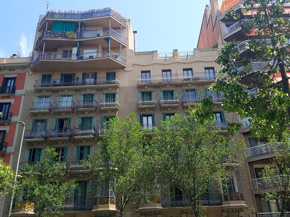 JacksC93's tweet photo. Lovely building, hideous extension on top #onlyinbarcelona 🤔 https://t.co/k90jWXUCdE