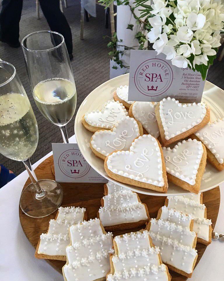 red_house_spa's tweet photo. Treats from last night at the @kingschapeloldamersham Summer Wedding Showcase! #weddings #makeup #spa #bigday #beauty #pamper #amersham https://t.co/U0vZhx1TeA