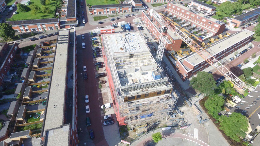 Vandaag de laatste wandstort #tijenbuurt #amsterdam <a href="/VanWijnenGroep/">Van Wijnen</a> <a href="/vandersluistb/">Van der Sluis</a> door #jebouw