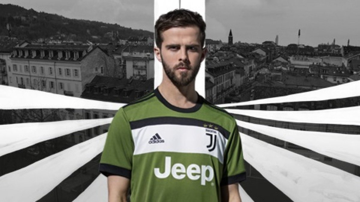 RMCsport's tweet photo. Juventus : le troisième maillot est… vert ▶️ https://t.co/bJVL2qj54W https://t.co/xMpVe9w7wD