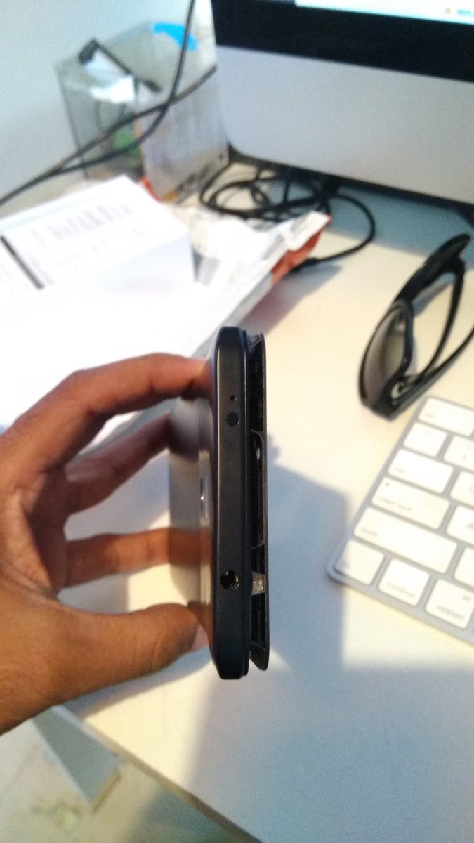 naeemrazaa's tweet photo. @Flipkart @XiaomiIndia
I've purchased mi Note 4 64/4 on 30/6/2017. On opening the box I found that my mobile is was damage. https://t.co/HAWOZBhFIE