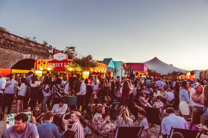 french_pass's tweet photo. Rendez-vous tout l'été pour les sessions BBQ de #BrixtonBeach 😎🍸🌮 
Par ici >>https://t.co/fxAeYVl6PD https://t.co/vFCO2aTtgt