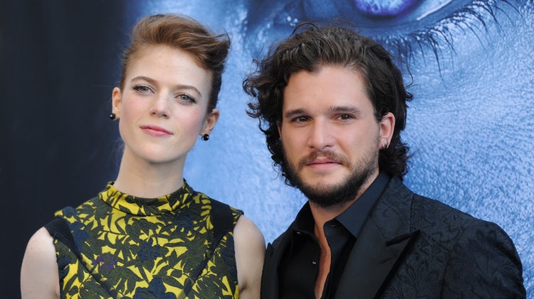 juegotronosplus's tweet photo. "Kit cocinó a Rose una cena y le pidió matrimonio. Ella rompió a llorar y le dijo SÍ”. 🐺🐺❤️❤️🏹🏹Vía @LifeandStyle 👉 https://t.co/yqfzqnSjNL https://t.co/uHWeHXejqL