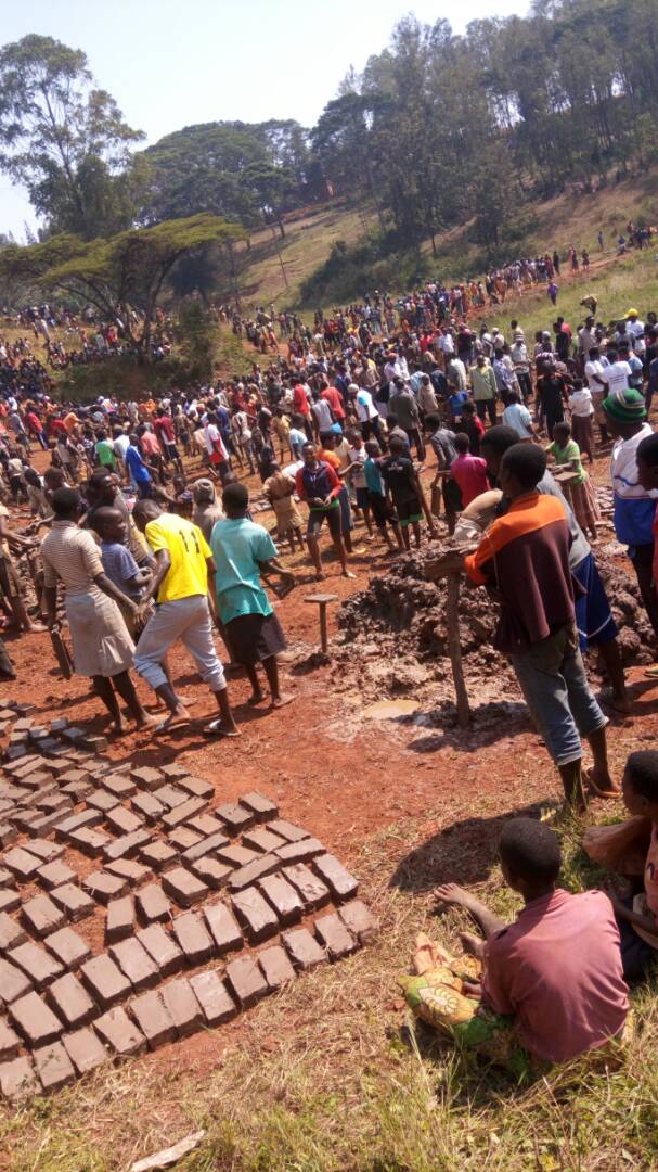 MNankwahomba's tweet photo. #Burundi# Kirundo#Vumbi# construire bureaux des administratif#loin attendre aide étrangère # jeunesse en vacance vouée au devlpmnt. https://t.co/NaViFCP0tL