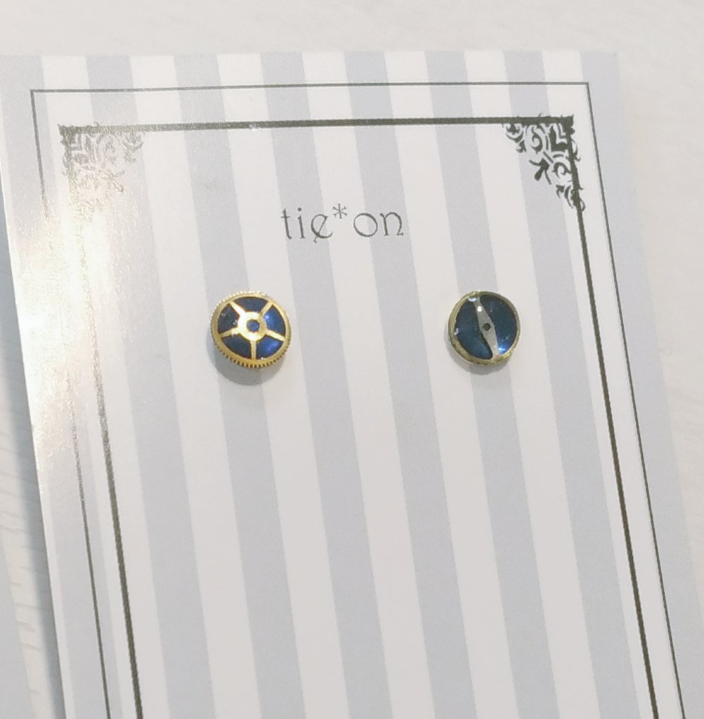 tie_on_acce's tweet image. 【作品紹介⑤】
「腕時計の歯車の一粒ピアス　〜夏の夜空にカタコトプカリ〜」
各1,200円
※4組限定、16KGP、チタンポスト
#博物ふぇすてぃばる #tieon