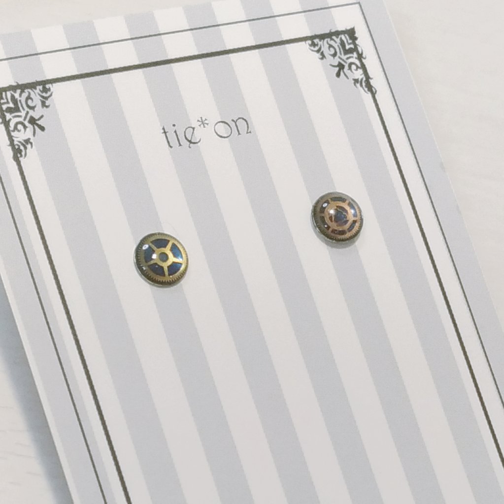 tie_on_acce's tweet image. 【作品紹介⑤】
「腕時計の歯車の一粒ピアス　〜夏の夜空にカタコトプカリ〜」
各1,200円
※4組限定、16KGP、チタンポスト
#博物ふぇすてぃばる #tieon