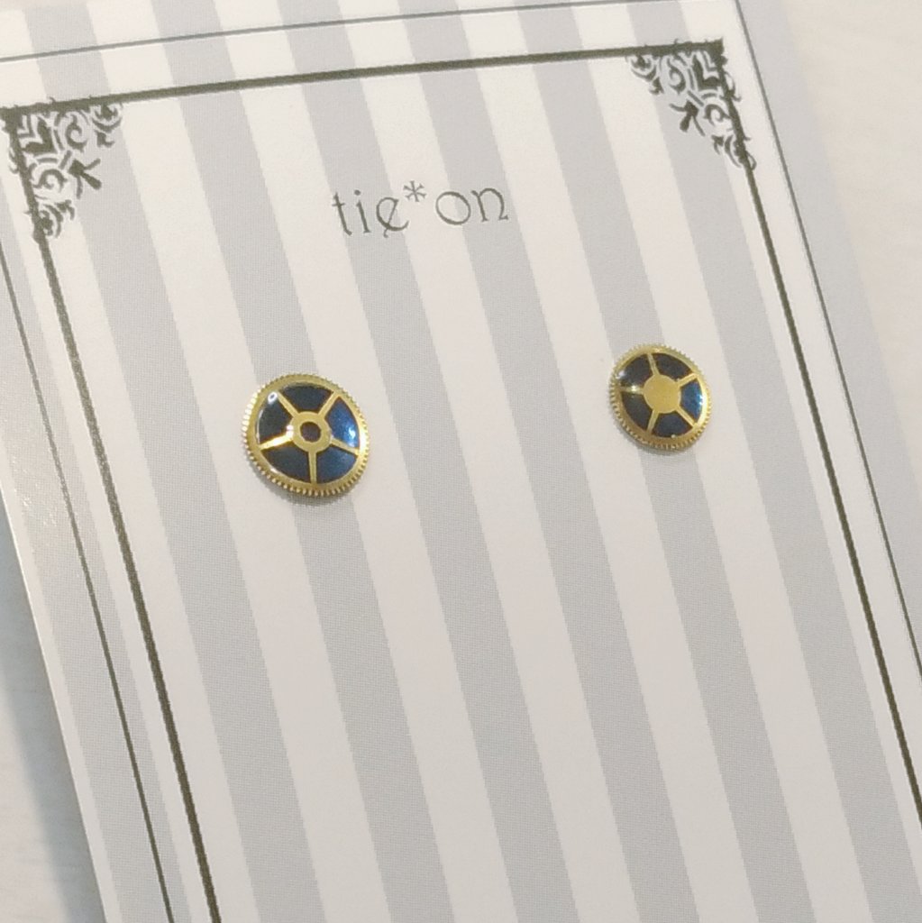 tie_on_acce's tweet image. 【作品紹介⑤】
「腕時計の歯車の一粒ピアス　〜夏の夜空にカタコトプカリ〜」
各1,200円
※4組限定、16KGP、チタンポスト
#博物ふぇすてぃばる #tieon