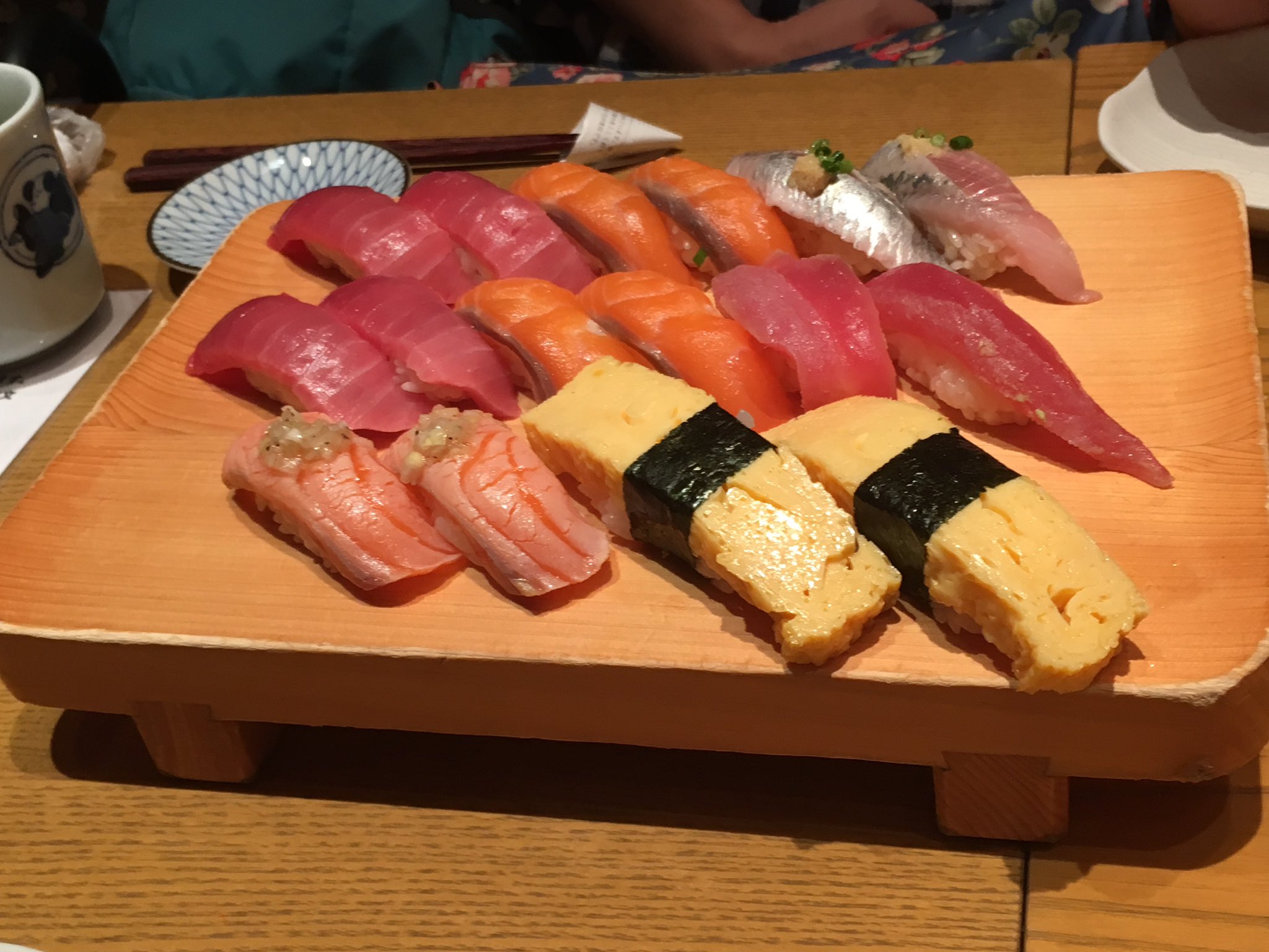 がゃたん Tube垢 横浜には二軒寿司食べ放題のある寿司屋があります 左はすし玉です ルミネ横浜7階にあります 時間制限無しで ゆっくり楽しめますし ネタも大きくて食べ応え充分です 右は祭雛です ヨドバシカメラ横浜店地下二階にあります 穴子一本