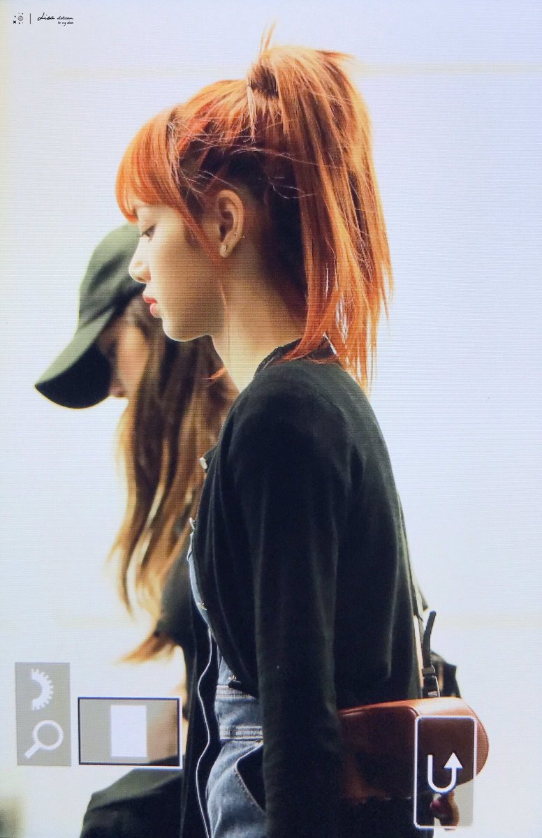 BP970327's tweet photo. [170721 출국 ]

#BLACKPINK #블랙핑크 #LISA #리사 https://t.co/xldb2SeeKW