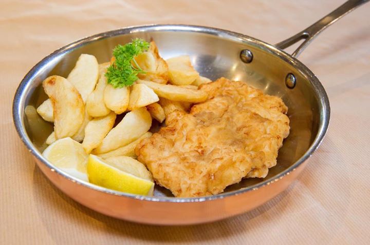 Lemon_Butta's tweet photo. It's Friday! And time for some Traditional Fish and Chips for dinner! https://t.co/Gk9sBik1ts
