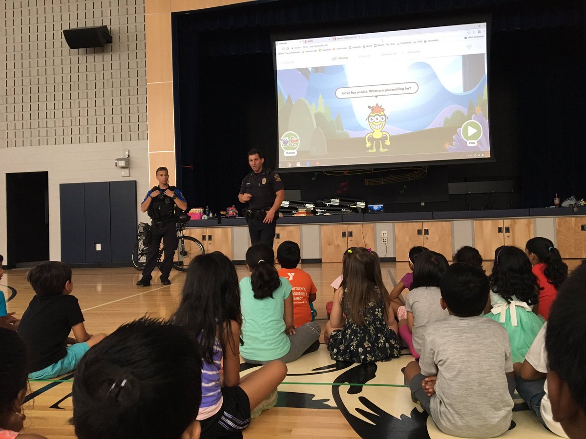 Safety first at <a href="/MenloParkSchool/">MenloPark ES</a> Library Program  thanks to the Edison Police #summerlibraryprogram