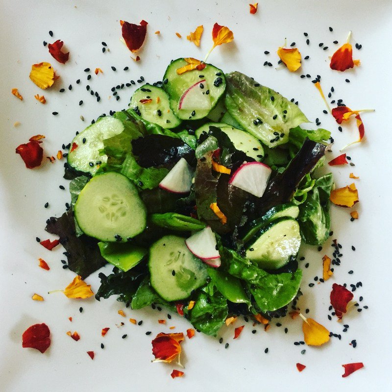 Black Sesame &amp; Calendula Asian Garden Salad glutenfreeyummy.com/black-sesame-c…