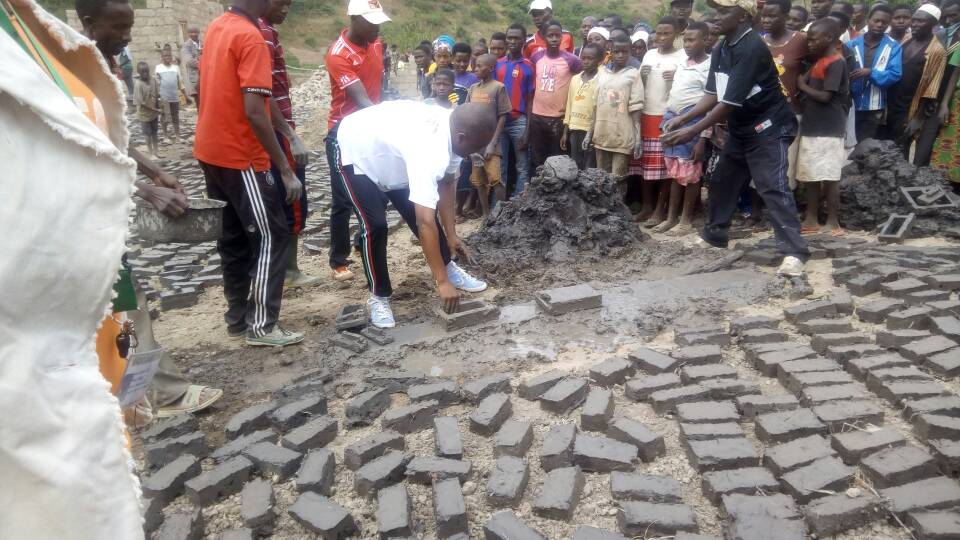 MNankwahomba's tweet photo. #Burundi# Kirundo#Gitobe#autorite provinciale  près d'une jeunesse en vacance qui decide#"construire une bibliothèque=est notre pari" https://t.co/Bwbw8ww59c