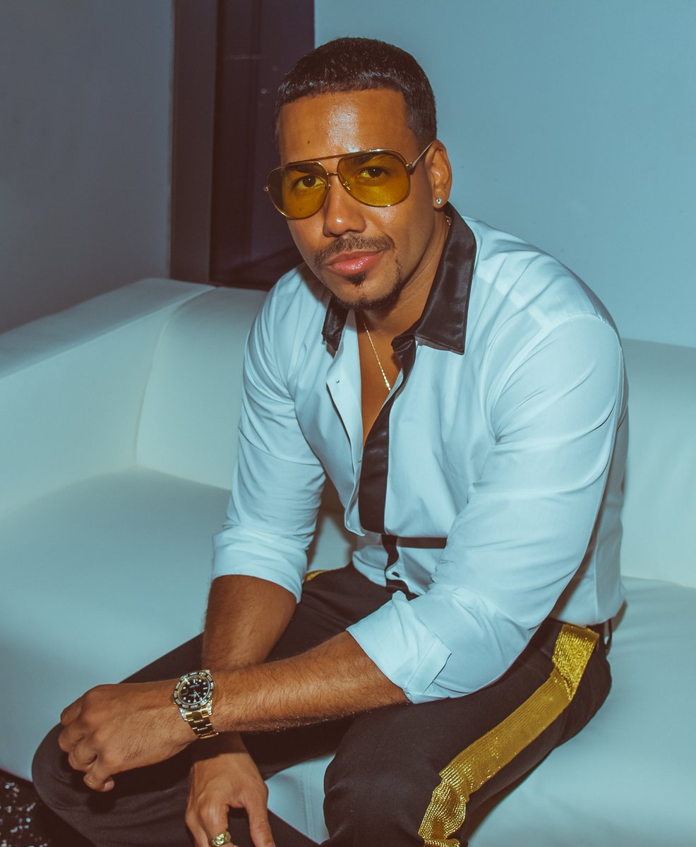 RomeoSantosPage's tweet photo. Espero que les guste mi nuevo álbum #Golden. Gracias @Spotify por este gran evento. https://t.co/ae5H0kE83n https://t.co/cCk305nLSY