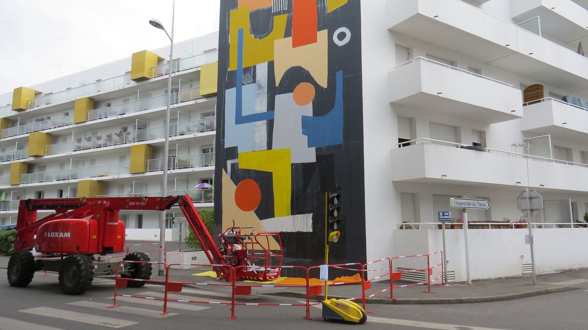 EchoPresquile's tweet photo. Jusqu'à mercredi, l'artiste américaine #EllenRutt peint cette fresque de 113m2 sur une facade de #SaintNazaire. https://t.co/kKFqZQfw3z https://t.co/KXs7Ynh5h6