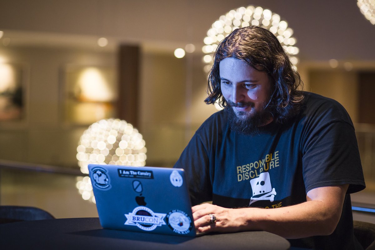 Embrace_Cloud's tweet photo. .@0xDUDE heeft 690 beveiligingslekken ontdekt bij 590 organisaties in 71 landen! Hij verdient een free #DEFCON reis https://t.co/6fd6HXvkLv https://t.co/e68h80hlYT