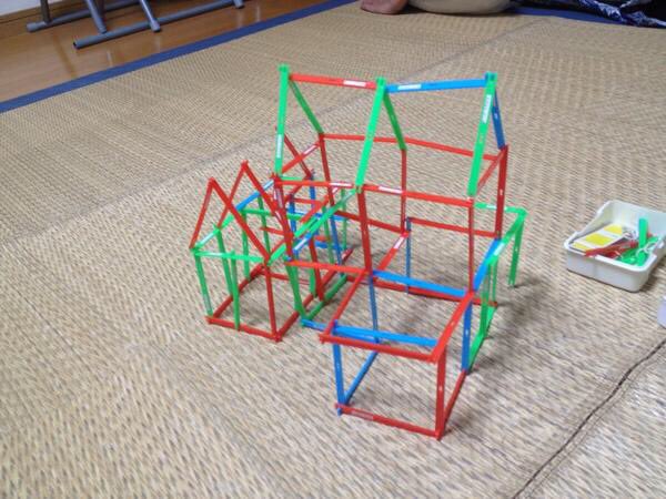 Rinshan 算数セットって今でも小学校で使ってんの ウチは数え棒で家とか作ってた 笑 さんすうセット コレ知ってる人rt 今の小学生は知らない