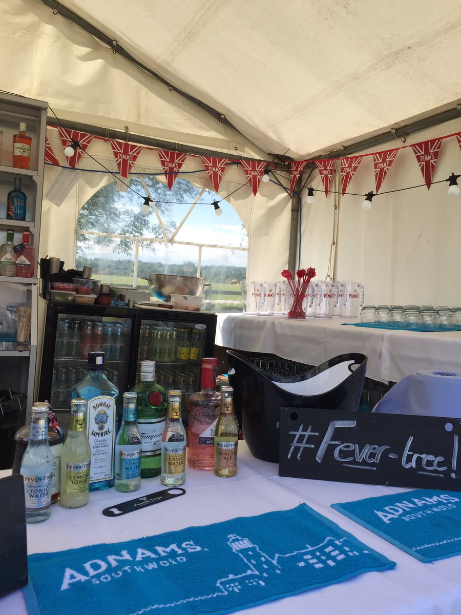 whitehartmtye's tweet photo. Gin tasting in the sun, come join the fun!! #fevertree #gin #WHFEST https://t.co/plNjTRYMSK
