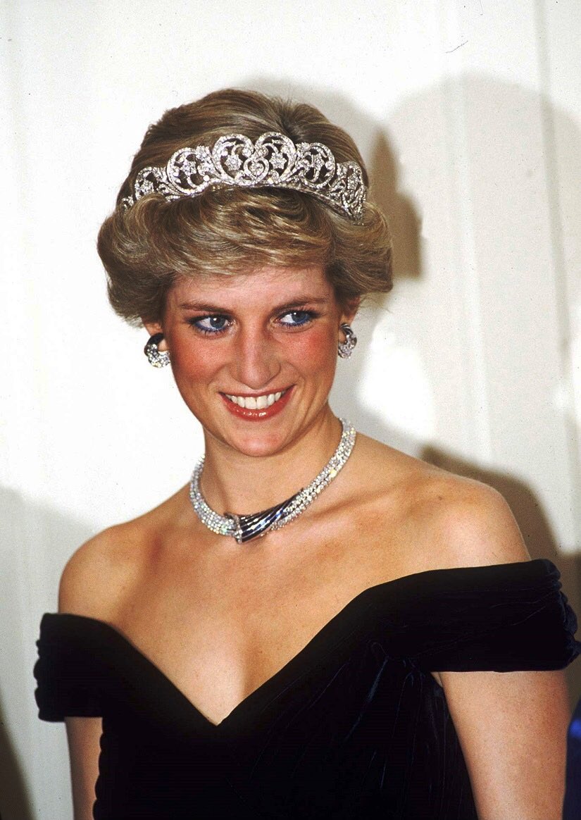 Último Minuto: Parece ser que la princesa Diana de Gales ha sufrido un accidente.
En breve más información.