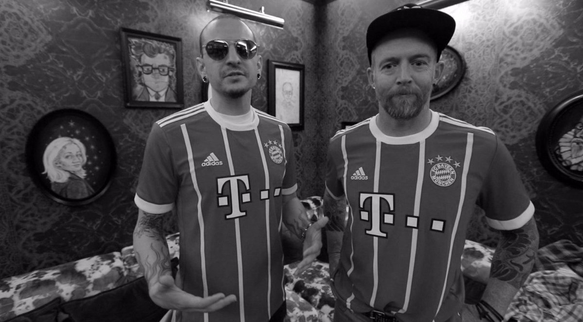 FCBayern's tweet photo. In Gedenken an einen Freund - #FCBayern trauert um Chester #Bennington: https://t.co/eXRn4WMxib #RIPChesterBennington https://t.co/sZgJDG0S03