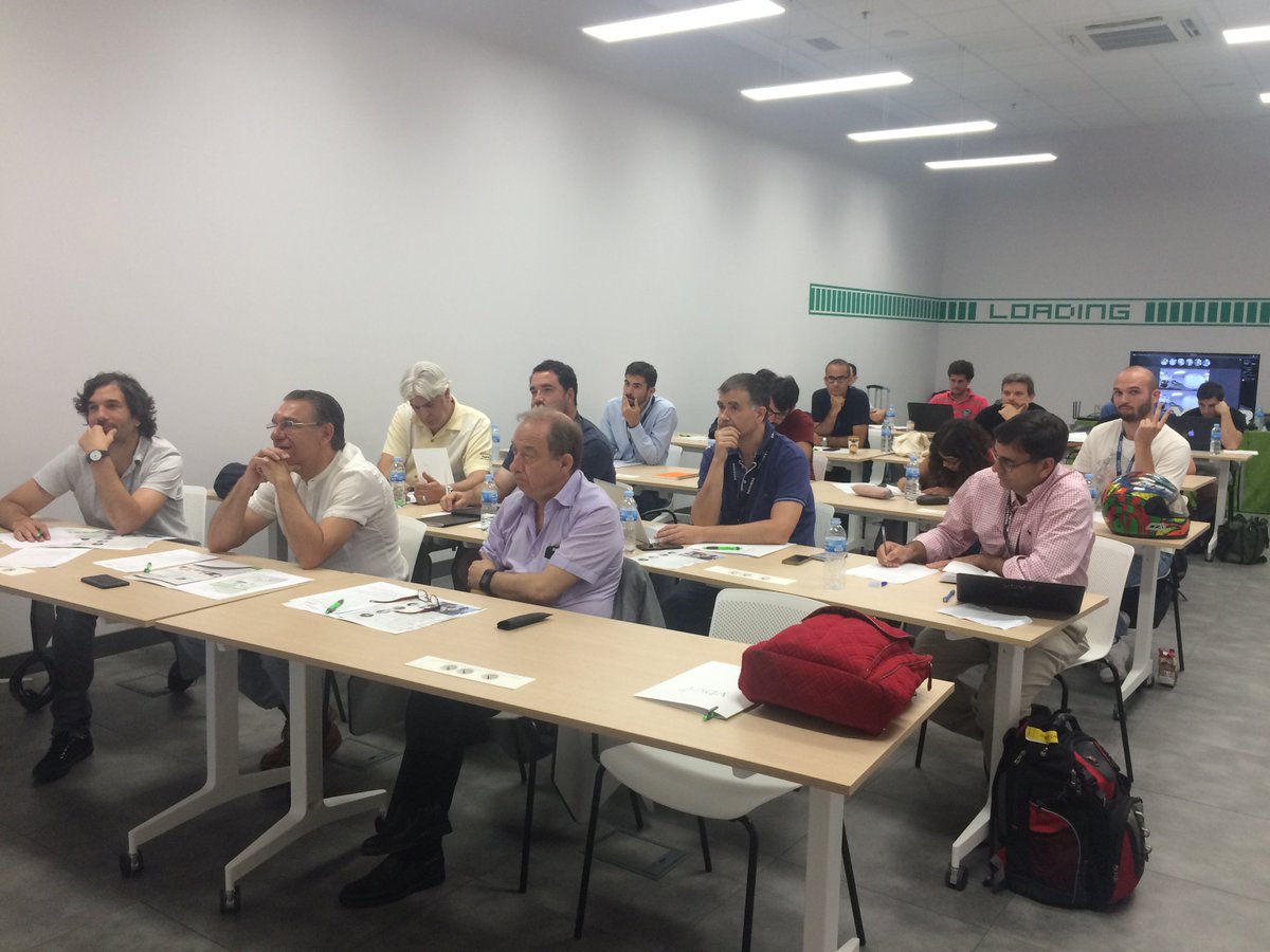 MedinaMediaTV's tweet photo. Seguimos con el curso que ofrece @YerbaBuenaVR sobre realidad virtual en el #ORV17 ahora es el turno de Erin Reilly https://t.co/WGLsdL76Tz