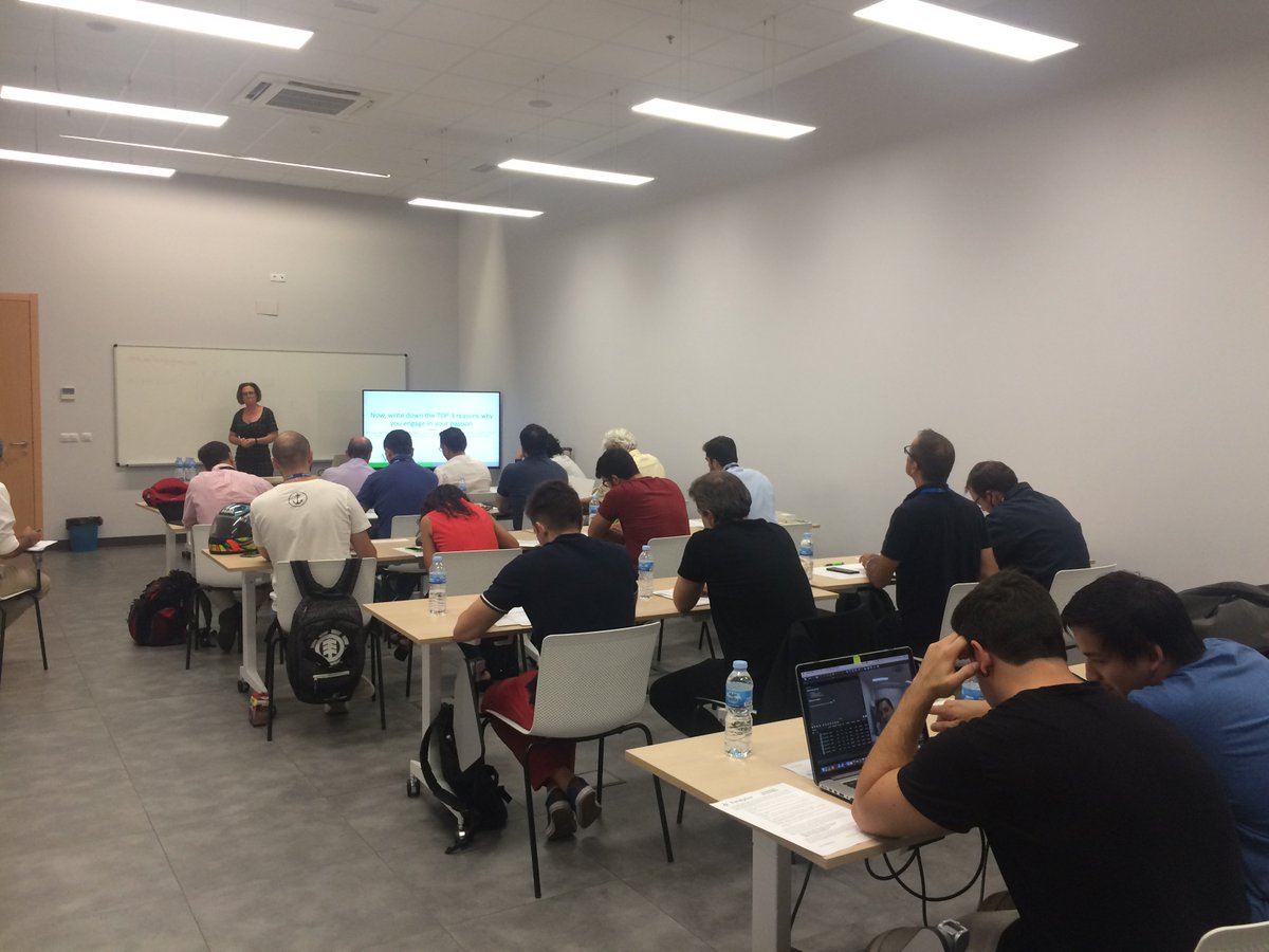 MedinaMediaTV's tweet photo. Seguimos con el curso que ofrece @YerbaBuenaVR sobre realidad virtual en el #ORV17 ahora es el turno de Erin Reilly https://t.co/WGLsdL76Tz