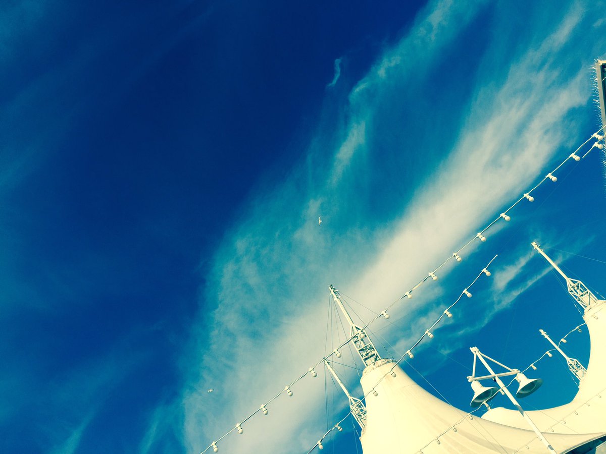 jameslovellx's tweet photo. Blue sky over Bognor. @Butlins #EmergencyEntertainment https://t.co/jdsb86lpnm