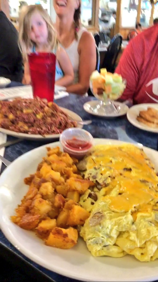 Like any good OL, we follow the lead of our QB's.  If they grub at Harold's, we follow suit! 💯😉👹
#B1GFellaMeals 🛡🍔🛡
#RKindaVittles ⚔️🥞⚔️