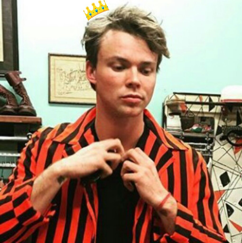 ashtonbfalls's tweet photo. King.👑✨💋 #NewProfilePic https://t.co/HkTEv4wZwT