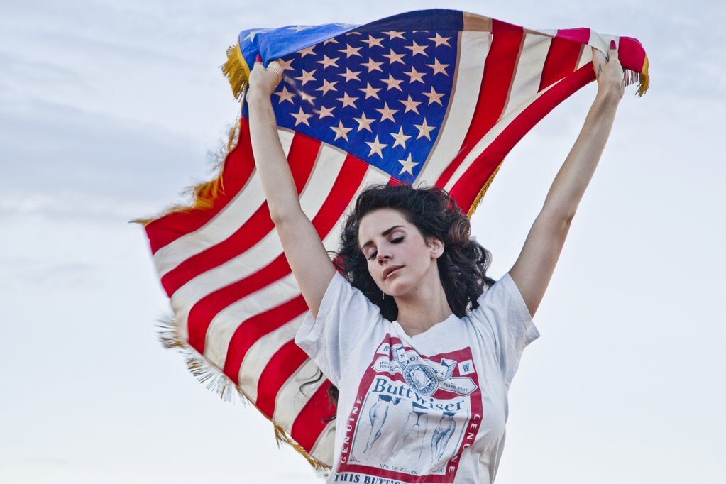 Lana Del Rey will no longer use her American flag visuals because of Donald Trump.