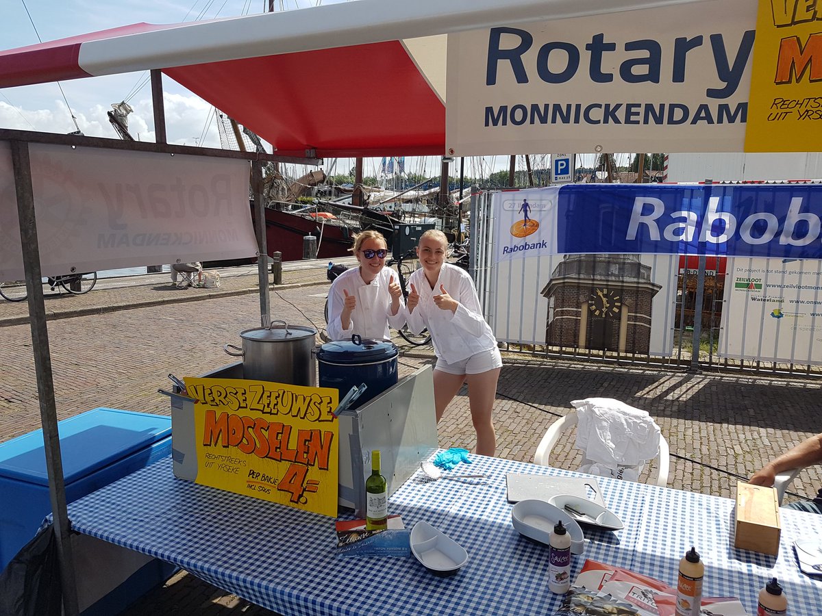 Het mosselpromtieteam is klaar voor de verkoop. Komt allen mosselen eten voor het goede doel.