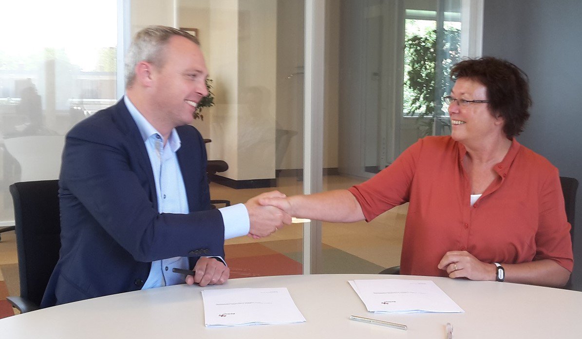 Plegt_Vos's tweet photo. Plegt-Vos tekent contract voor de vernieuwde Zuiderspoorflat in Enschede. Bijzonder: incl. 25 jaar onderhoud. https://t.co/BGGeDuIsqW https://t.co/WJGSMHKMyx