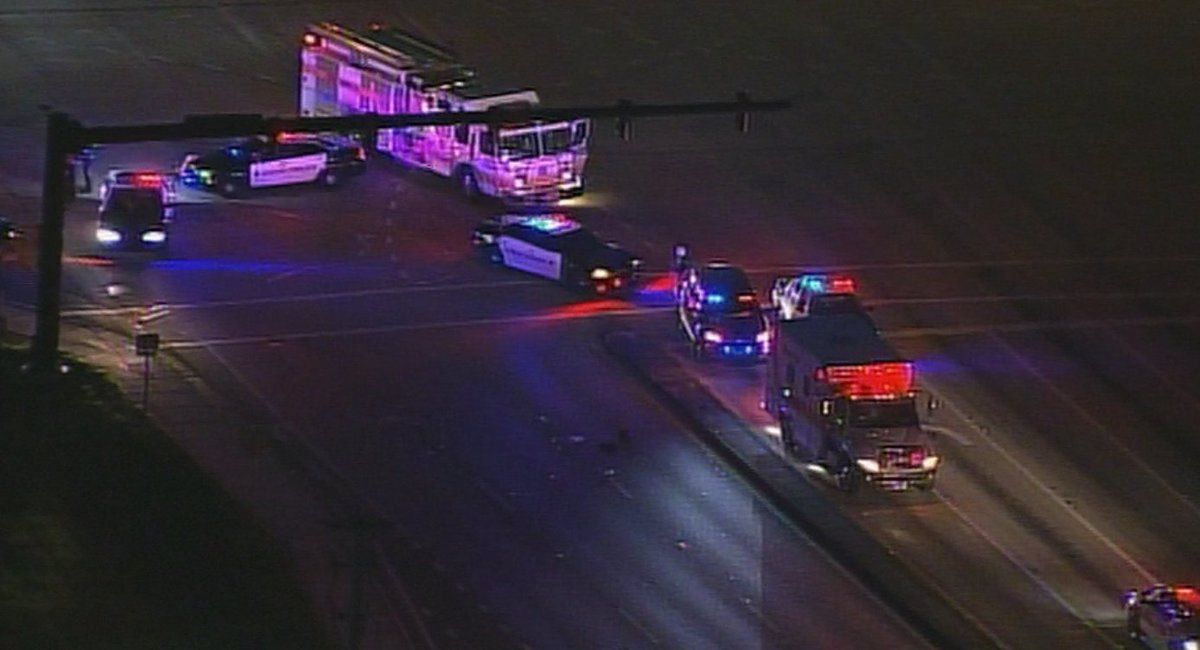 A look at the scene that has University Dr SB closed at Stirling Rd #trafficalert https://t.co/H67HSVVGLZ