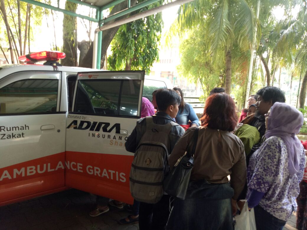 CitaSehat's tweet photo. Pengantaran pasien menggunakan #AmbulanGratis #RumahZakat dan #AdiraInsurance di Kota Jakarta #ExcellentService https://t.co/YhvuW6gi1R