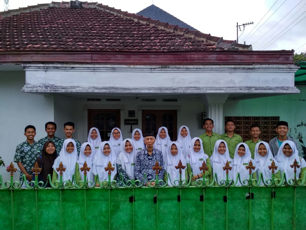 PramukaMayoga's tweet photo. Keluarga besar pramayoga mengucapkan minal aidzin walfaidzin, mohon maaf lahir dan batin😊🙇 #syawalan#rumahkakdewo https://t.co/Mfzryrjf0z