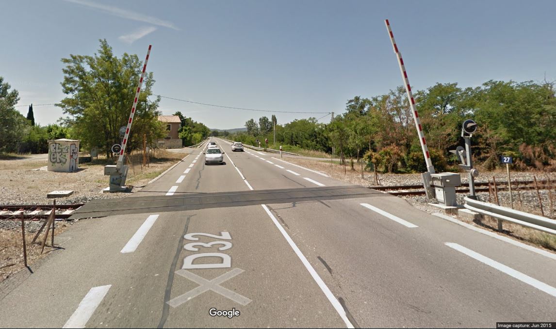 Robs_au's tweet photo. The railway line and crossing looks like it's in good condition though, so who knows. Just don't get your #boomgategate hopes up. #sbstdf https://t.co/icd8Wcwj8D