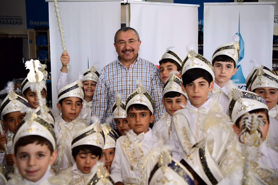 bbismailerdem's tweet photo. Belediyemiz tarafından sünnet ettirilen 912 yavrumuza,sünnet kıyafetlerini teslim ettik.Rabbim;Vatana Millete hayırlı evlatlar nasip eylesin https://t.co/mTKBRQAVhr