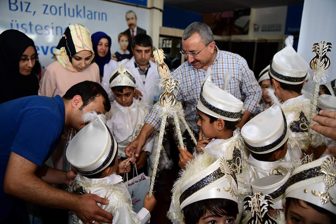bbismailerdem's tweet photo. Belediyemiz tarafından sünnet ettirilen 912 yavrumuza,sünnet kıyafetlerini teslim ettik.Rabbim;Vatana Millete hayırlı evlatlar nasip eylesin https://t.co/mTKBRQAVhr